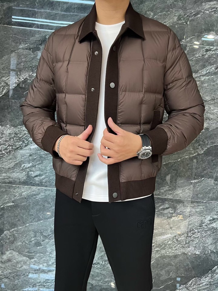 Armani 阿玛尼25SS 秋冬新款翻领羽绒服夹克，经典永不过时，轻奢时尚休闲风格，轻盈保暖柔软！低调