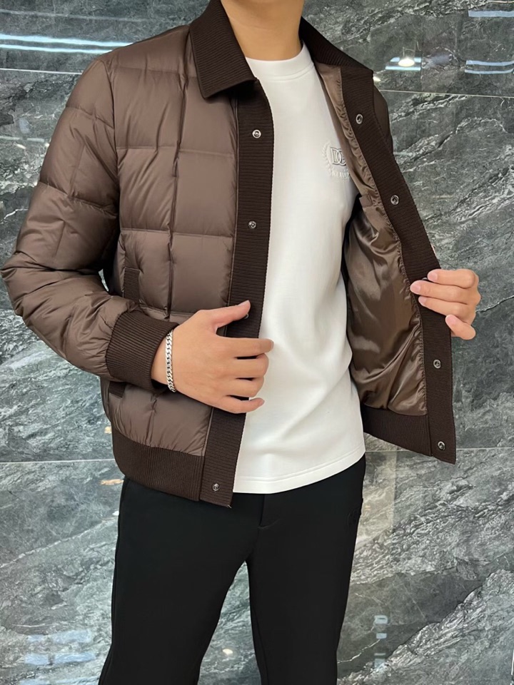 Armani 阿玛尼25SS 秋冬新款翻领羽绒服夹克，经典永不过时，轻奢时尚休闲风格，轻盈保暖柔软！低调