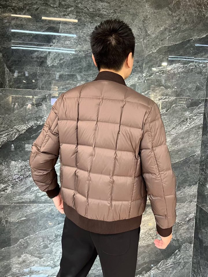 Armani 阿玛尼25SS 秋冬新款翻领羽绒服夹克，经典永不过时，轻奢时尚休闲风格，轻盈保暖柔软！低调