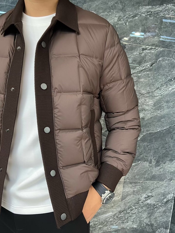 Armani 阿玛尼25SS 秋冬新款翻领羽绒服夹克，经典永不过时，轻奢时尚休闲风格，轻盈保暖柔软！低调