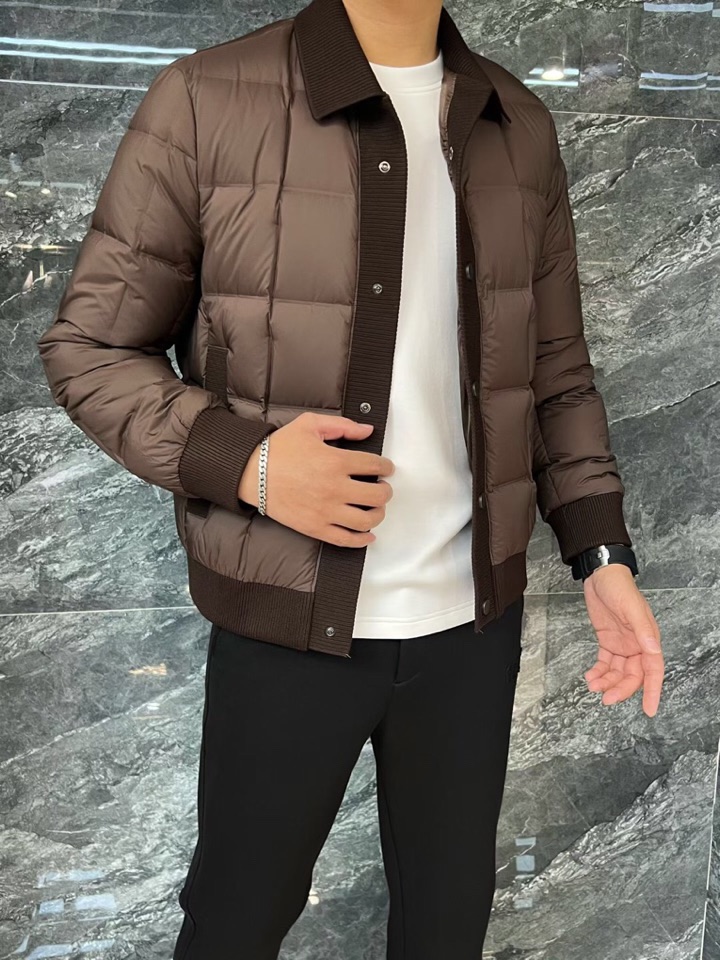 Armani 阿玛尼25SS 秋冬新款翻领羽绒服夹克，经典永不过时，轻奢时尚休闲风格，轻盈保暖柔软！低调