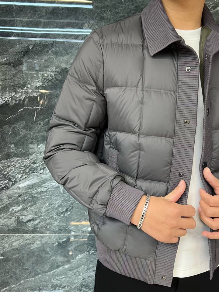 Armani 阿玛尼25SS 秋冬新款翻领羽绒服夹克，经典永不过时，轻奢时尚休闲风格，轻盈保暖柔软！低调