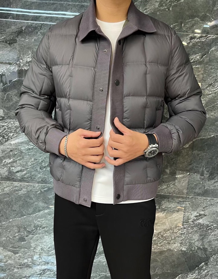 Armani 阿玛尼25SS 秋冬新款翻领羽绒服夹克，经典永不过时，轻奢时尚休闲风格，轻盈保暖柔软！低调