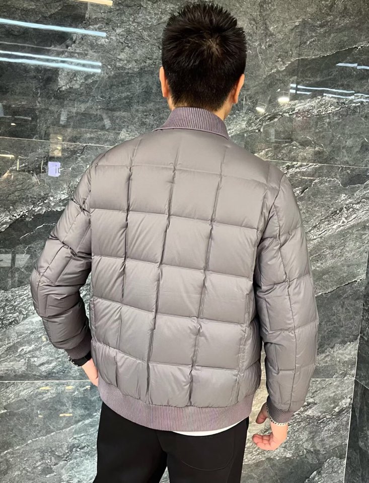 Armani 阿玛尼25SS 秋冬新款翻领羽绒服夹克，经典永不过时，轻奢时尚休闲风格，轻盈保暖柔软！低调