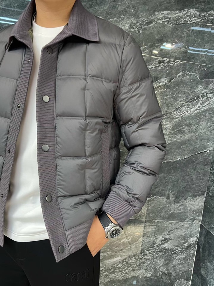 Armani 阿玛尼25SS 秋冬新款翻领羽绒服夹克，经典永不过时，轻奢时尚休闲风格，轻盈保暖柔软！低调