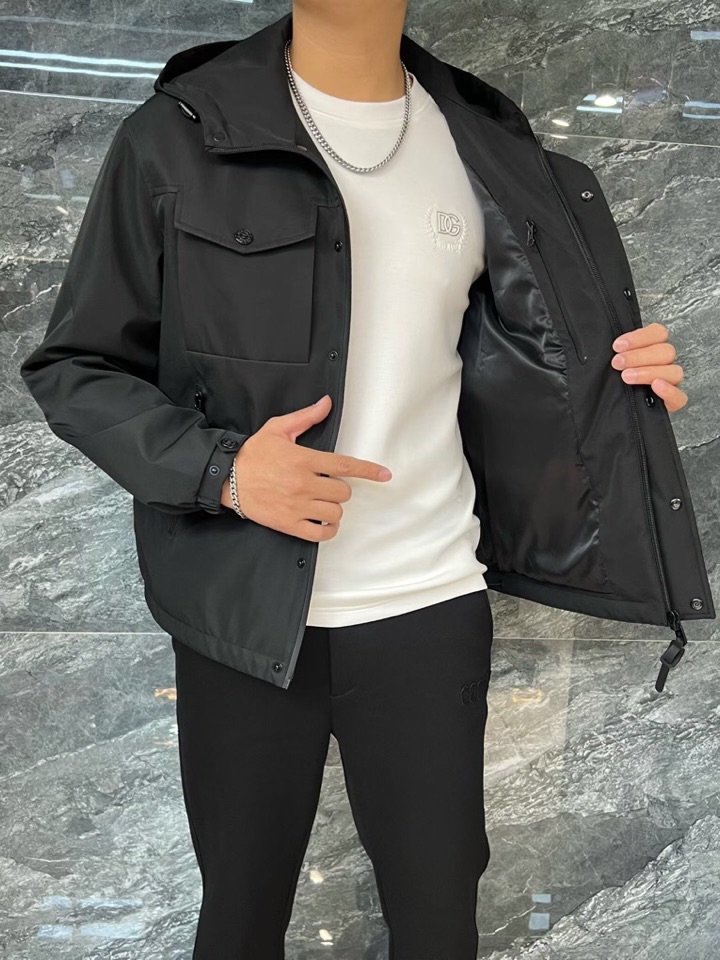 Dolce & Gabbana 杜嘉班纳25SS 秋冬新款翻领羽绒服夹克，经典永不过时，轻奢时尚休闲风格