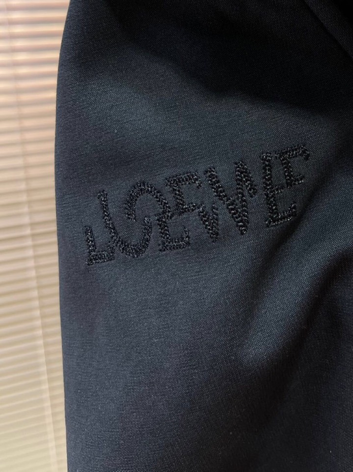 LOEWE 罗意威2025秋冬新款休闲裤！官网同步发售。品牌经典LOGO休闲裤 ，定制面料，舒适度极好，