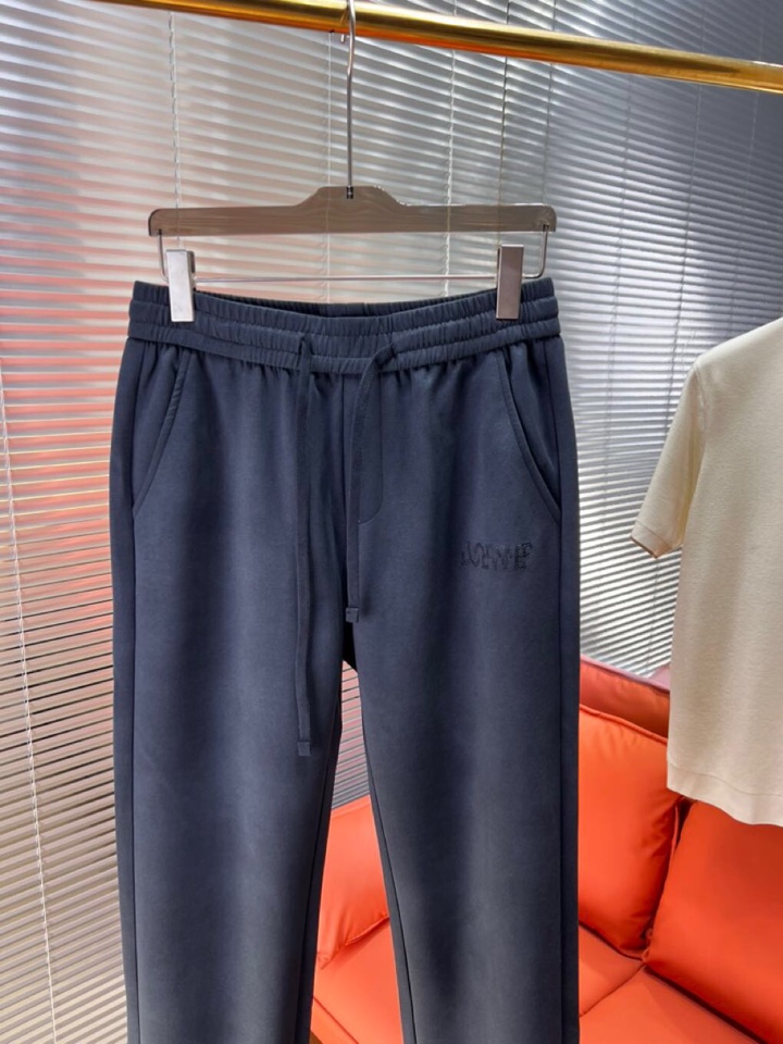LOEWE 罗意威2025秋冬新款休闲裤！官网同步发售。品牌经典LOGO休闲裤 ，定制面料，舒适度极好，