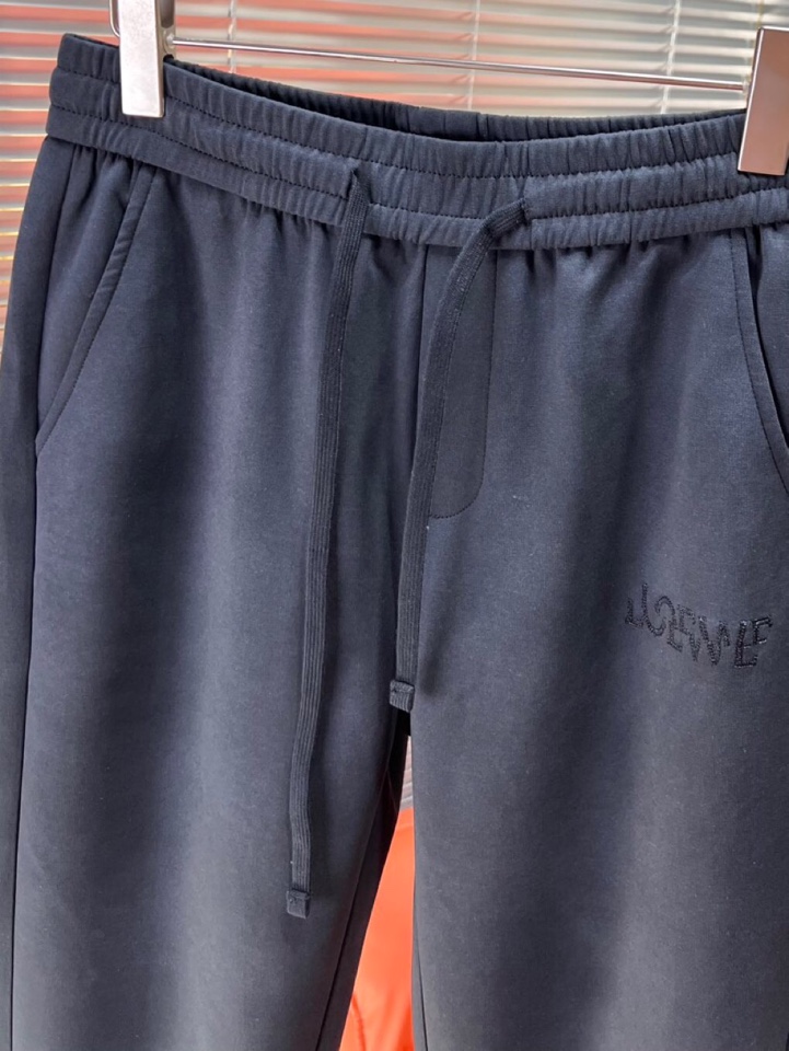 LOEWE 罗意威2025秋冬新款休闲裤！官网同步发售。品牌经典LOGO休闲裤 ，定制面料，舒适度极好，