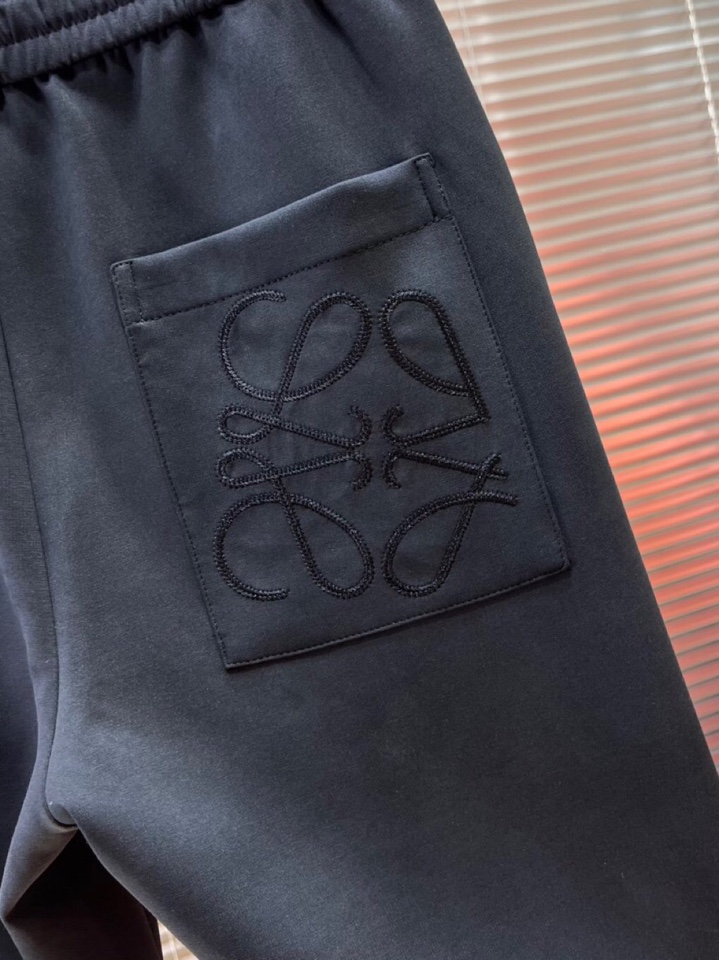 LOEWE 罗意威2025秋冬新款休闲裤！官网同步发售。品牌经典LOGO休闲裤 ，定制面料，舒适度极好，