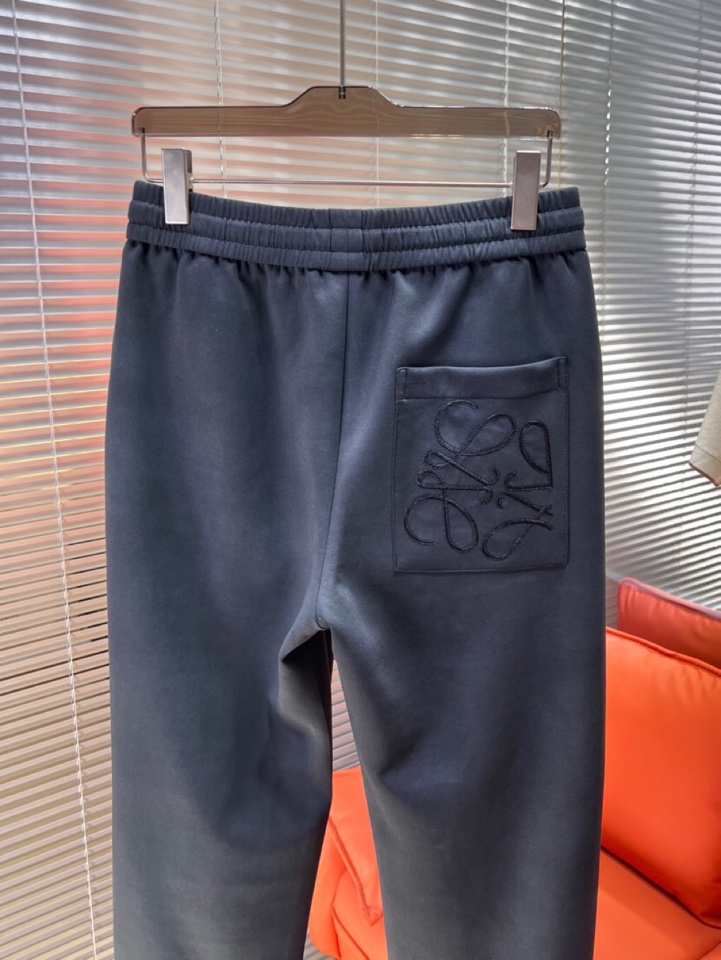 LOEWE 罗意威2025秋冬新款休闲裤！官网同步发售。品牌经典LOGO休闲裤 ，定制面料，舒适度极好，