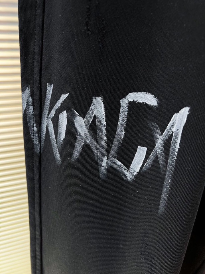 BALENCIAGA 巴黎世家2025秋冬新款休闲裤！官网同步发售。品牌经典LOGO休闲裤 ，定制面料，