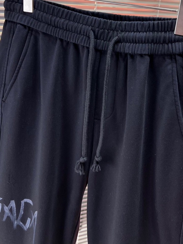 BALENCIAGA 巴黎世家2025秋冬新款休闲裤！官网同步发售。品牌经典LOGO休闲裤 ，定制面料，