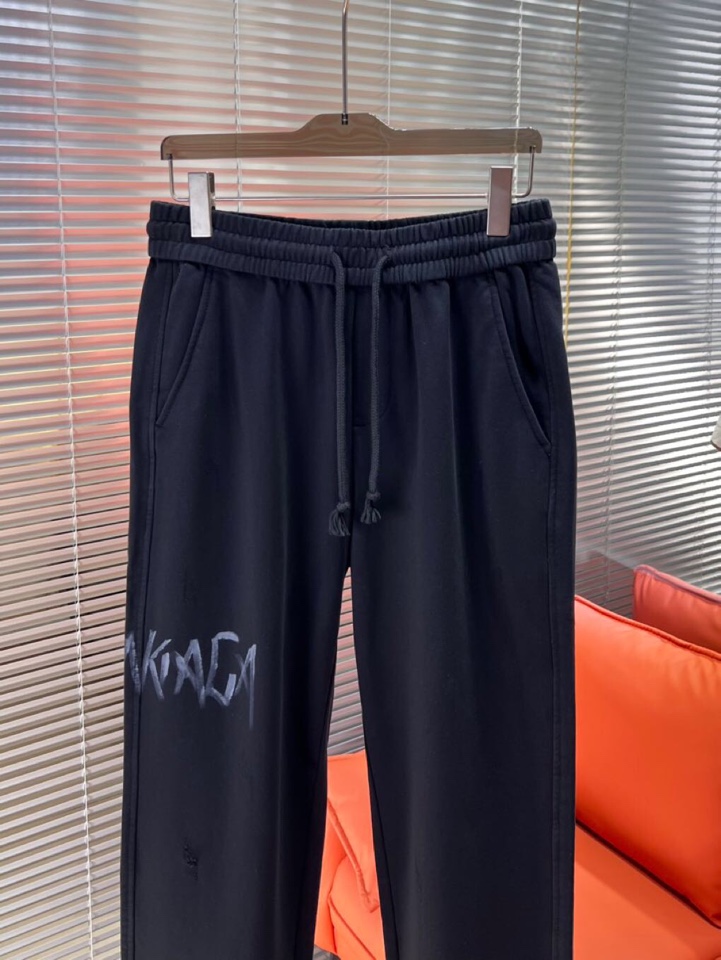 BALENCIAGA 巴黎世家2025秋冬新款休闲裤！官网同步发售。品牌经典LOGO休闲裤 ，定制面料，