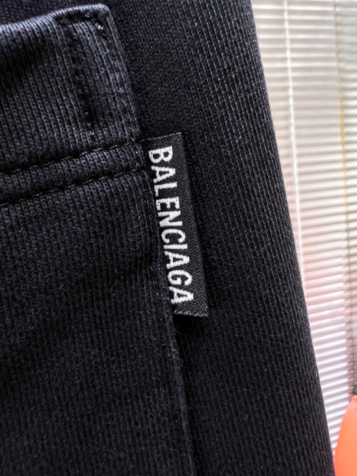 BALENCIAGA 巴黎世家2025秋冬新款休闲裤！官网同步发售。品牌经典LOGO休闲裤 ，定制面料，