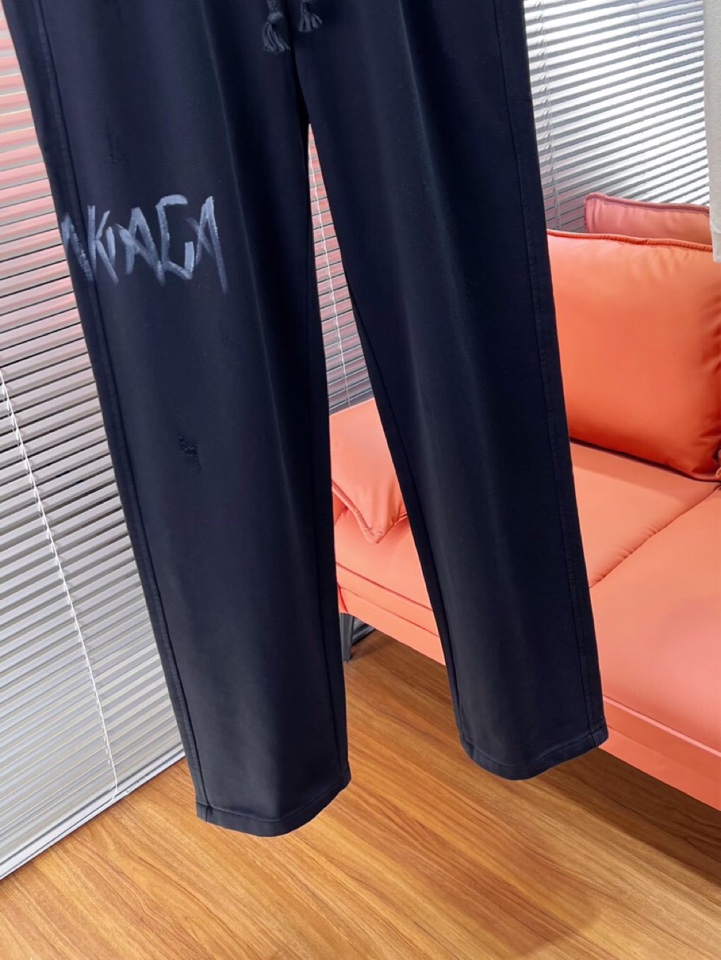BALENCIAGA 巴黎世家2025秋冬新款休闲裤！官网同步发售。品牌经典LOGO休闲裤 ，定制面料，