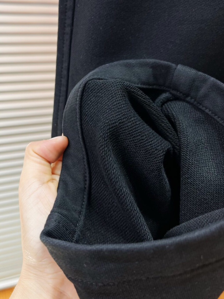 BALENCIAGA 巴黎世家2025秋冬新款休闲裤！官网同步发售。品牌经典LOGO休闲裤 ，定制面料，