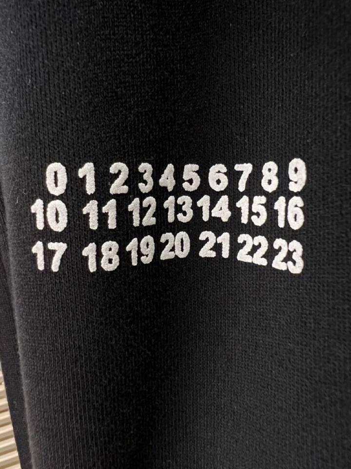 MML Maison Margiela 马吉拉2025秋冬新款休闲裤！官网同步发售。品牌经典LOGO休闲