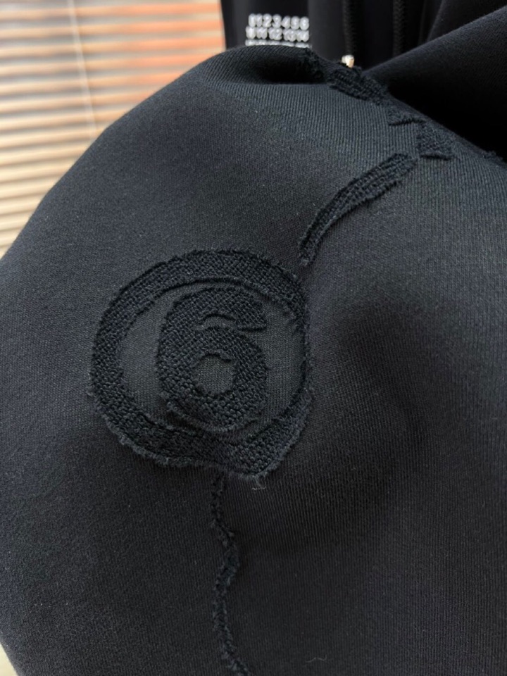 MML Maison Margiela 马吉拉2025秋冬新款休闲裤！官网同步发售。品牌经典LOGO休闲