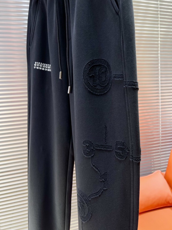 MML Maison Margiela 马吉拉2025秋冬新款休闲裤！官网同步发售。品牌经典LOGO休闲