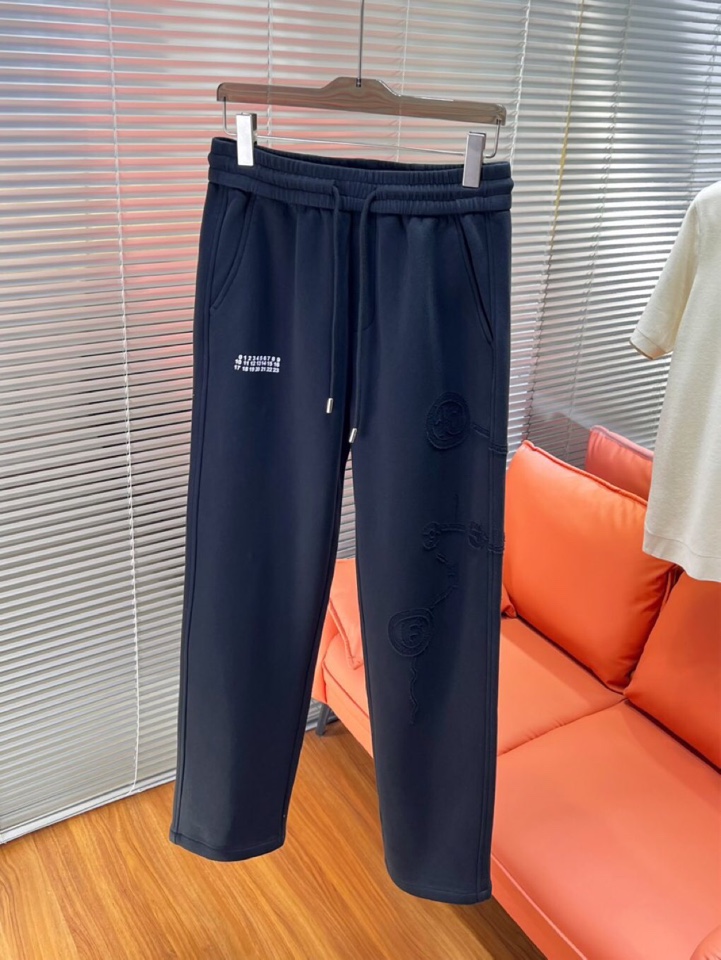MML Maison Margiela 马吉拉2025秋冬新款休闲裤！官网同步发售。品牌经典LOGO休闲