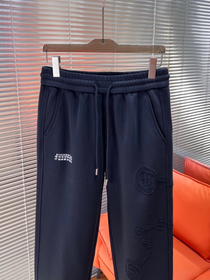 MML Maison Margiela 马吉拉2025秋冬新款休闲裤！官网同步发售。品牌经典LOGO休闲