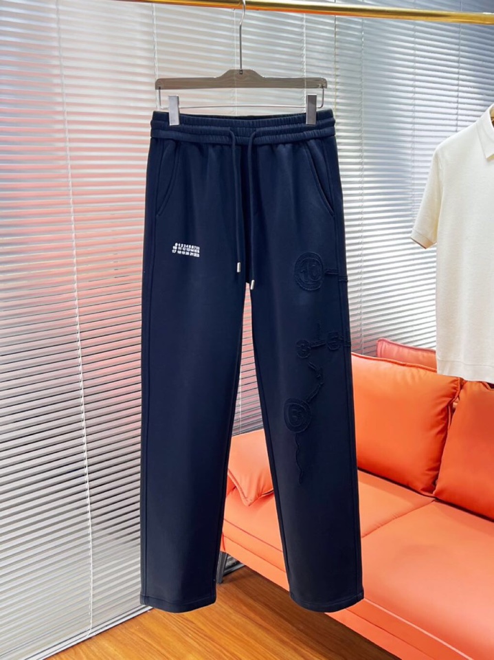 MML Maison Margiela 马吉拉2025秋冬新款休闲裤！官网同步发售。品牌经典LOGO休闲