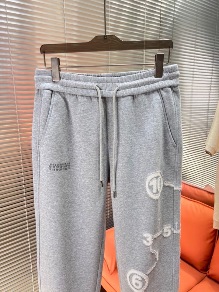 MML Maison Margiela 马吉拉2025秋冬新款休闲裤！官网同步发售。品牌经典LOGO休闲