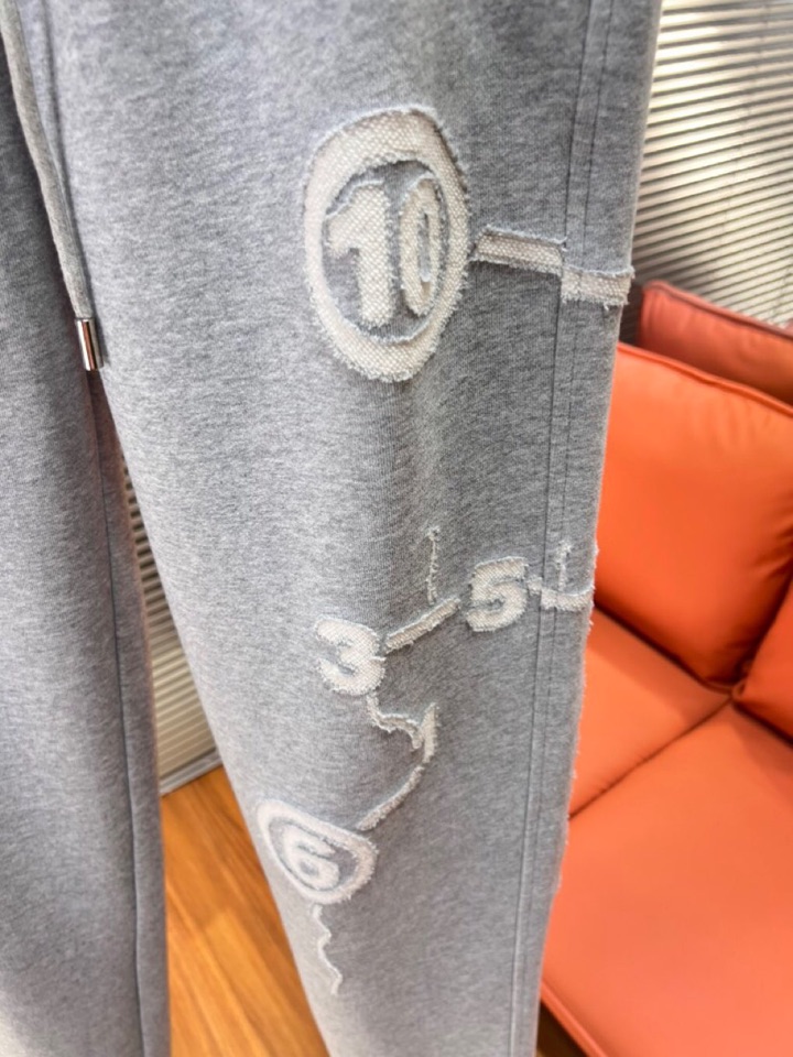 MML Maison Margiela 马吉拉2025秋冬新款休闲裤！官网同步发售。品牌经典LOGO休闲