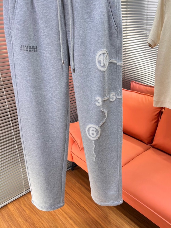 MML Maison Margiela 马吉拉2025秋冬新款休闲裤！官网同步发售。品牌经典LOGO休闲