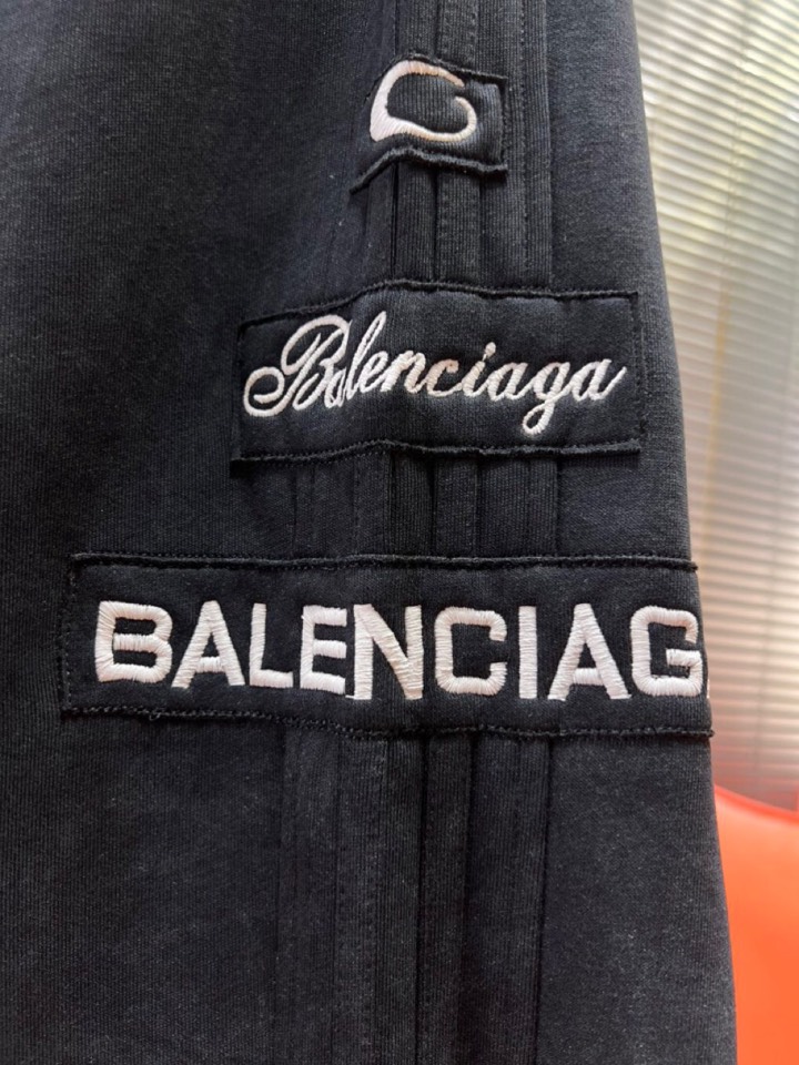 BALENCIAGA 巴黎世家2025秋冬新款休闲裤！官网同步发售。品牌经典LOGO休闲裤 ，定制面料，