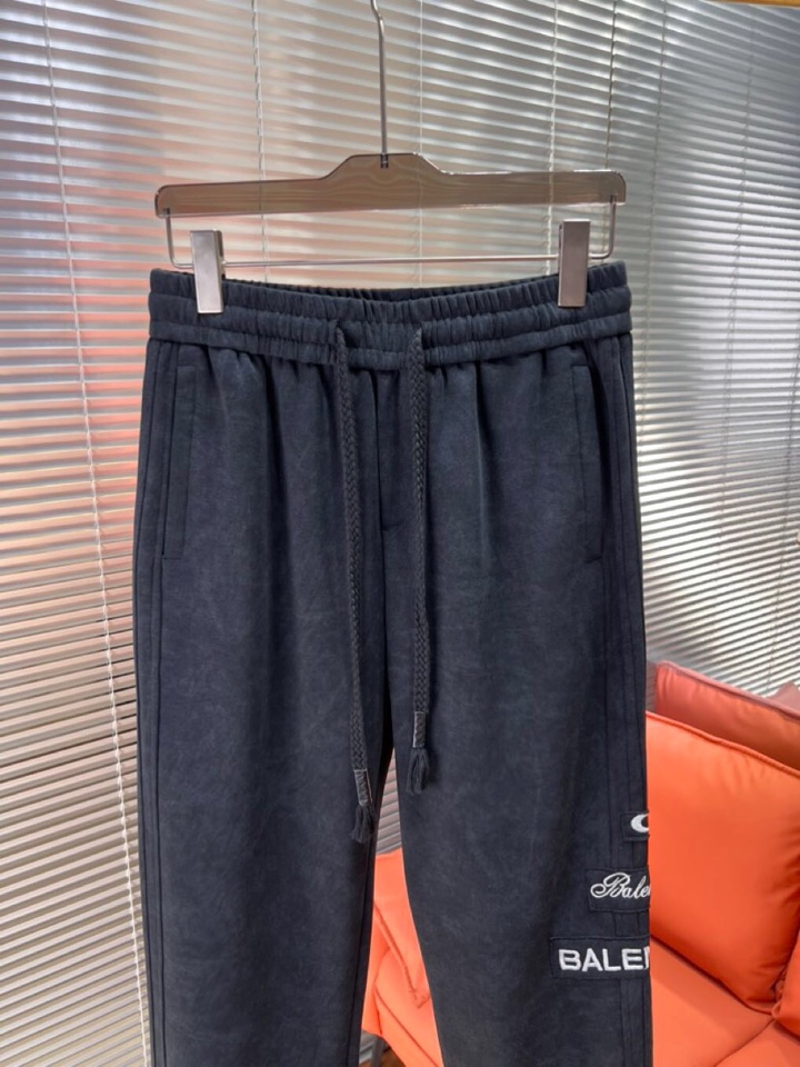 BALENCIAGA 巴黎世家2025秋冬新款休闲裤！官网同步发售。品牌经典LOGO休闲裤 ，定制面料，