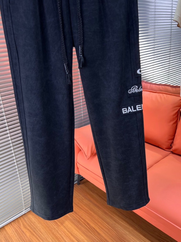 BALENCIAGA 巴黎世家2025秋冬新款休闲裤！官网同步发售。品牌经典LOGO休闲裤 ，定制面料，