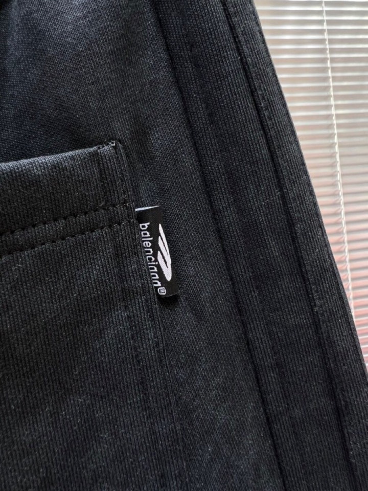 BALENCIAGA 巴黎世家2025秋冬新款休闲裤！官网同步发售。品牌经典LOGO休闲裤 ，定制面料，