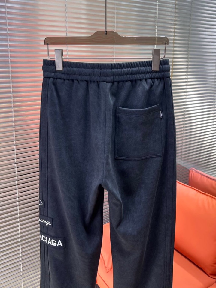 BALENCIAGA 巴黎世家2025秋冬新款休闲裤！官网同步发售。品牌经典LOGO休闲裤 ，定制面料，