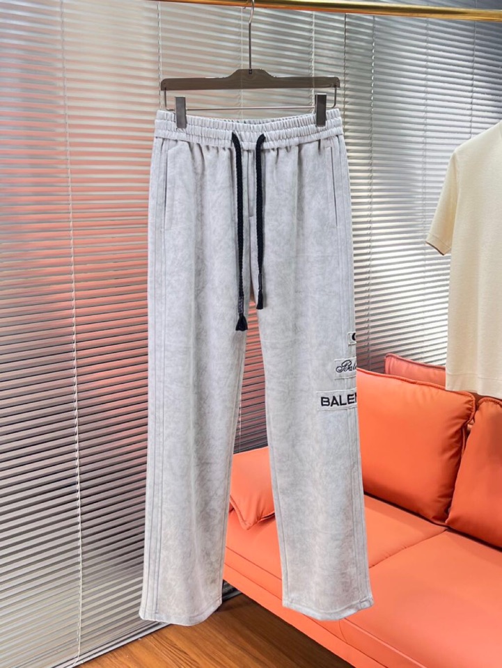 BALENCIAGA 巴黎世家2025秋冬新款休闲裤！官网同步发售。品牌经典LOGO休闲裤 ，定制面料，