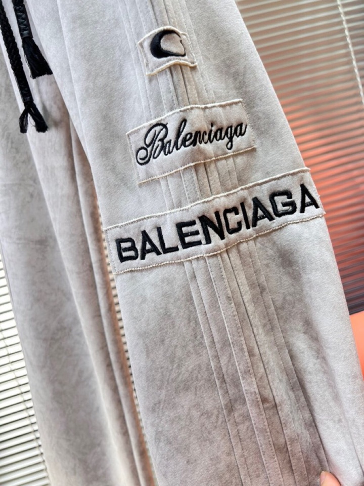 BALENCIAGA 巴黎世家2025秋冬新款休闲裤！官网同步发售。品牌经典LOGO休闲裤 ，定制面料，