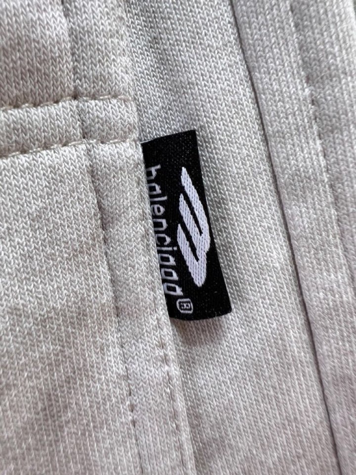 BALENCIAGA 巴黎世家2025秋冬新款休闲裤！官网同步发售。品牌经典LOGO休闲裤 ，定制面料，