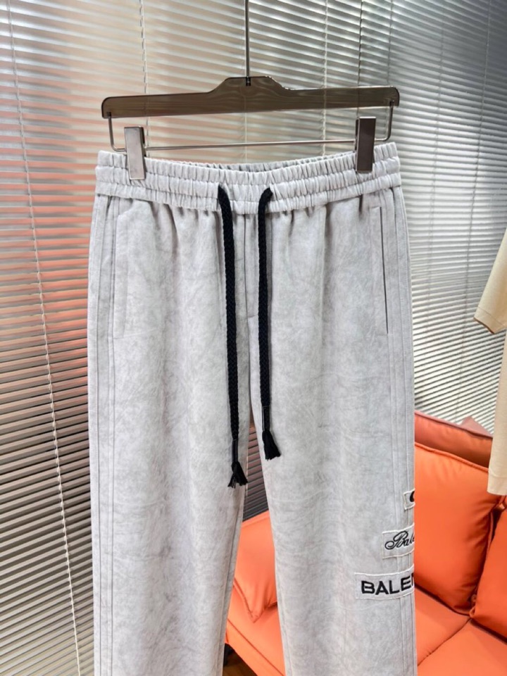 BALENCIAGA 巴黎世家2025秋冬新款休闲裤！官网同步发售。品牌经典LOGO休闲裤 ，定制面料，
