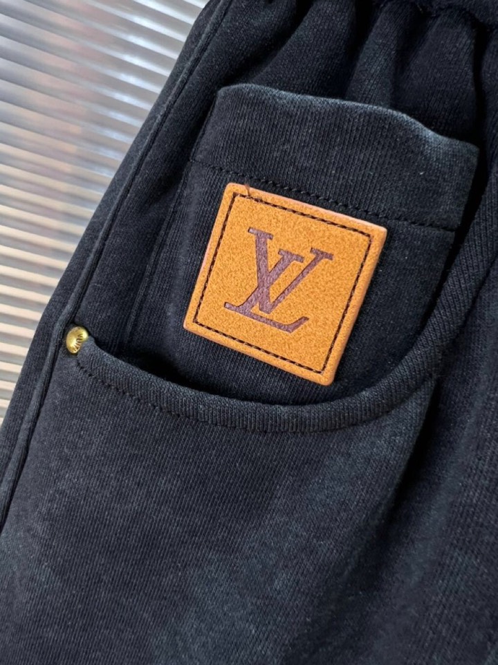 Louis Vuitton 路易威登 LV 驴牌2025秋冬新款休闲裤！官网同步发售。品牌经典LOGO休