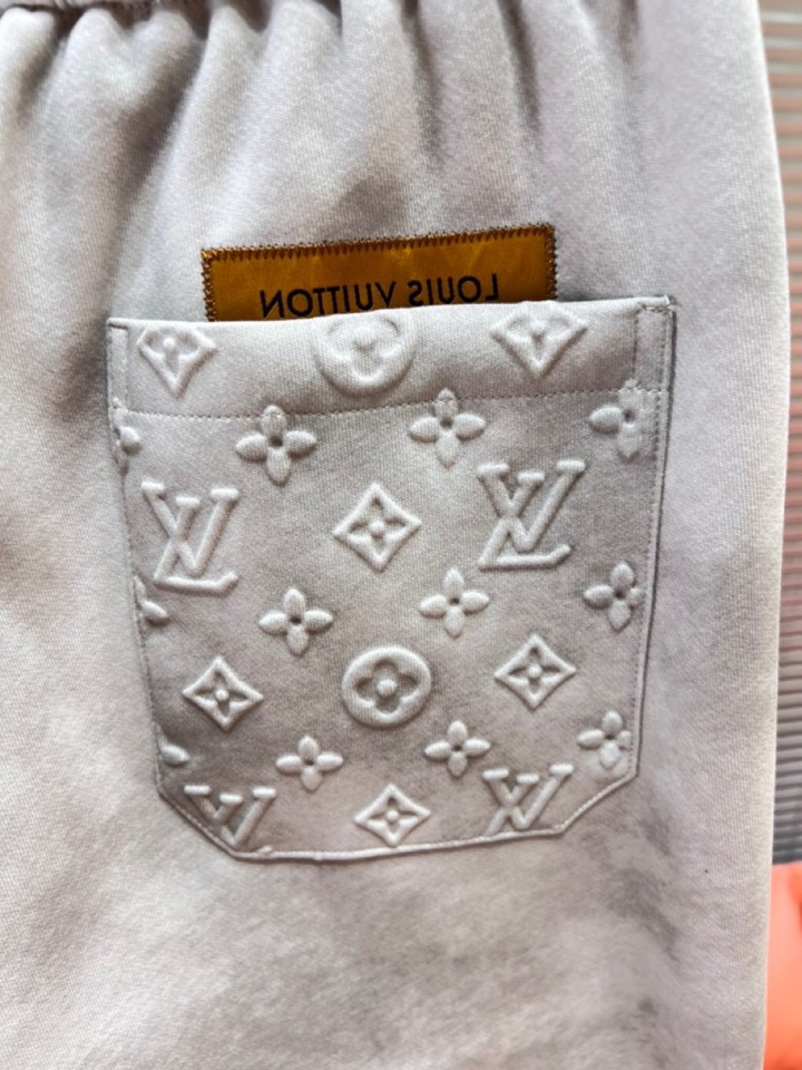 Louis Vuitton 路易威登 LV 驴牌2025秋冬新款休闲裤！官网同步发售。品牌经典LOGO休
