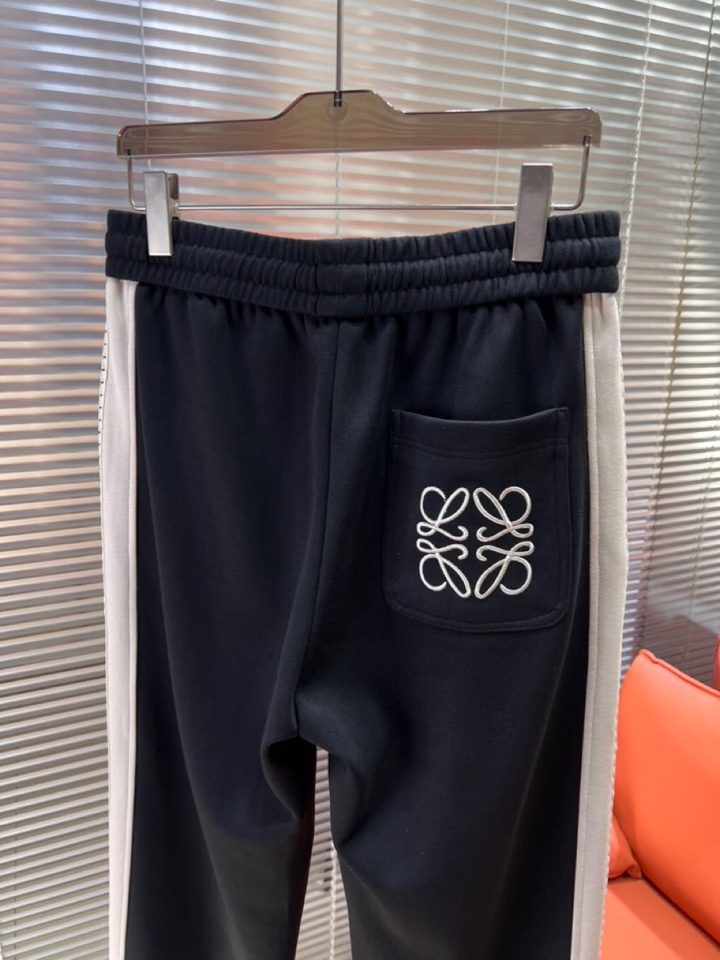 LOEWE 罗意威2025秋冬新款休闲裤！官网同步发售。品牌经典LOGO休闲裤 ，定制面料，舒适度极好，