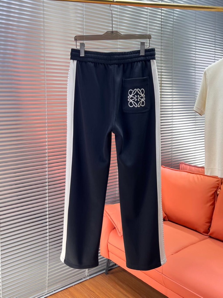 LOEWE 罗意威2025秋冬新款休闲裤！官网同步发售。品牌经典LOGO休闲裤 ，定制面料，舒适度极好，