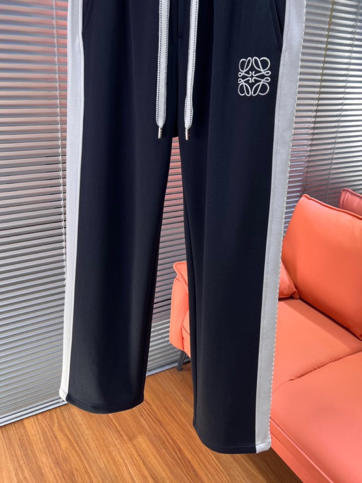 LOEWE 罗意威2025秋冬新款休闲裤！官网同步发售。品牌经典LOGO休闲裤 ，定制面料，舒适度极好，