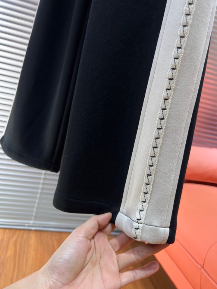 LOEWE 罗意威2025秋冬新款休闲裤！官网同步发售。品牌经典LOGO休闲裤 ，定制面料，舒适度极好，