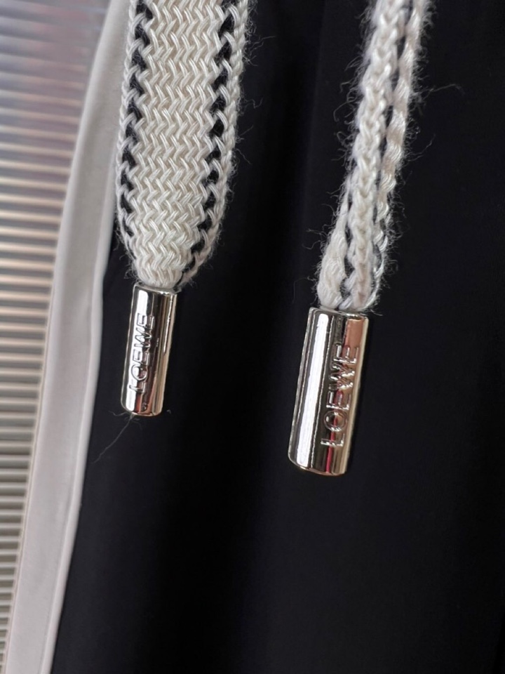 LOEWE 罗意威2025秋冬新款休闲裤！官网同步发售。品牌经典LOGO休闲裤 ，定制面料，舒适度极好，