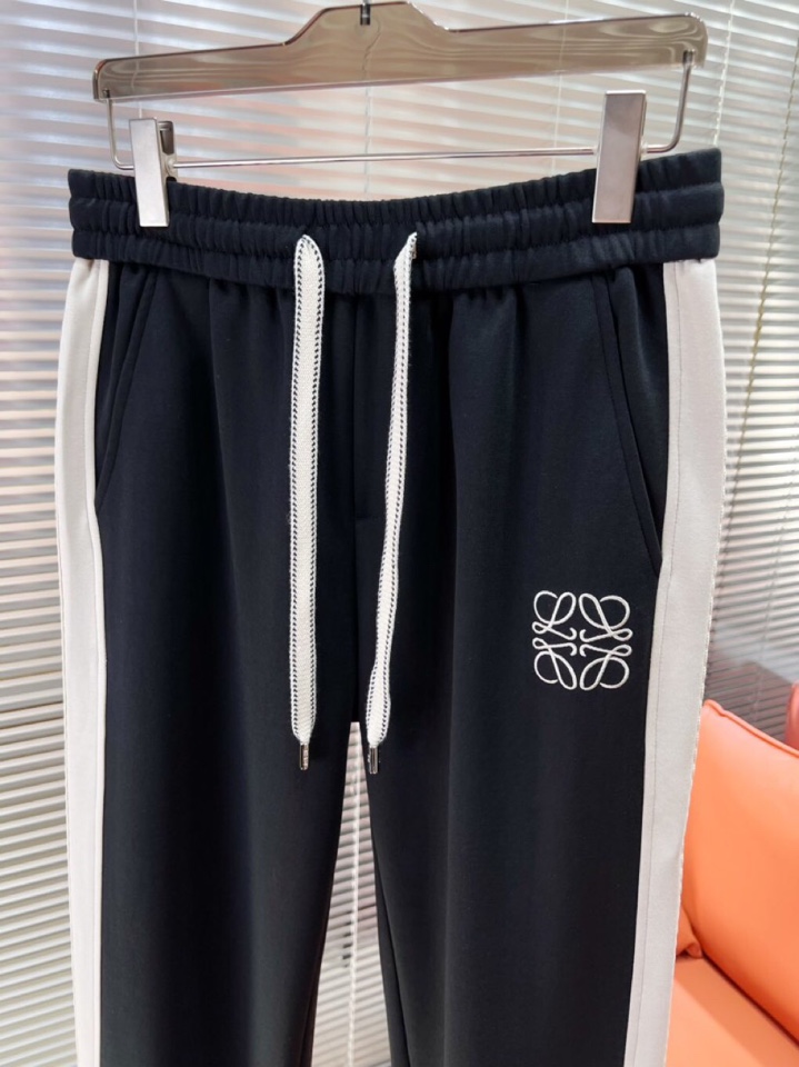 LOEWE 罗意威2025秋冬新款休闲裤！官网同步发售。品牌经典LOGO休闲裤 ，定制面料，舒适度极好，