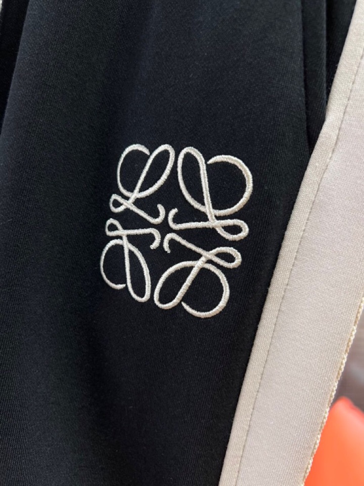 LOEWE 罗意威2025秋冬新款休闲裤！官网同步发售。品牌经典LOGO休闲裤 ，定制面料，舒适度极好，