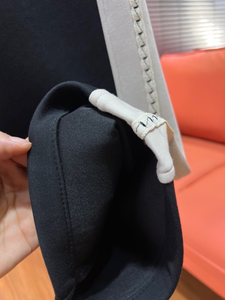 LOEWE 罗意威2025秋冬新款休闲裤！官网同步发售。品牌经典LOGO休闲裤 ，定制面料，舒适度极好，