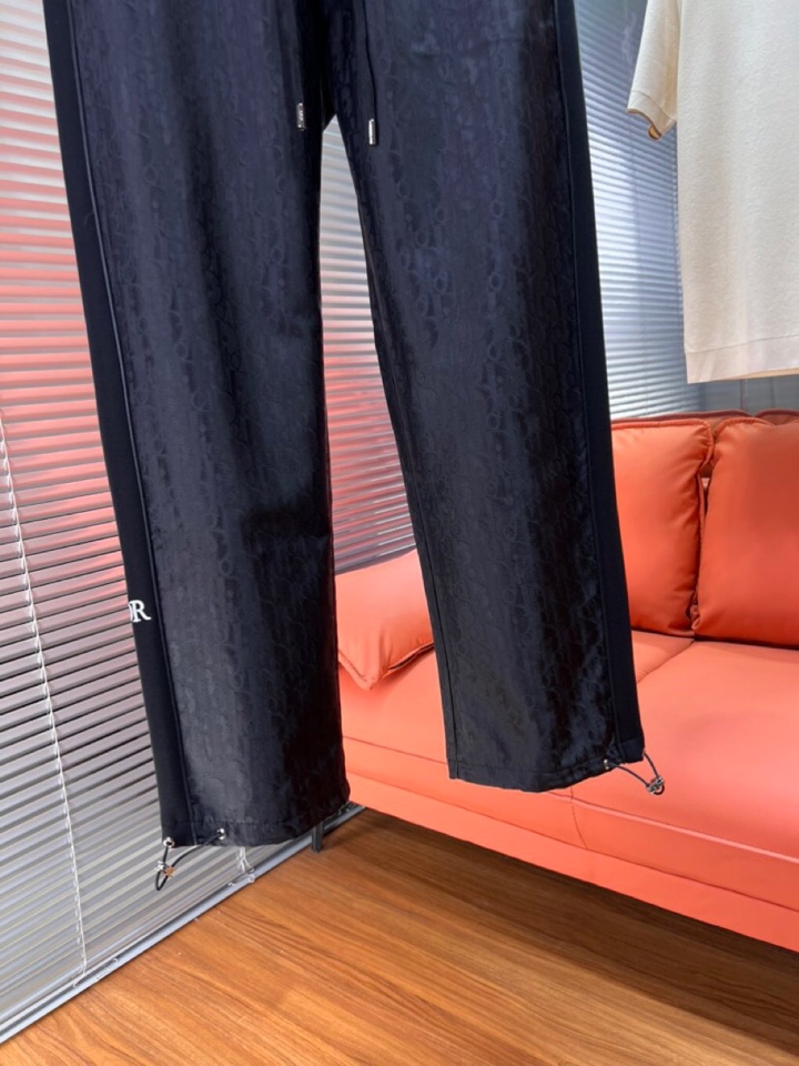 Dior 迪奥2025秋冬新款休闲裤！官网同步发售。品牌经典LOGO休闲裤 ，定制面料，舒适度极好，手触